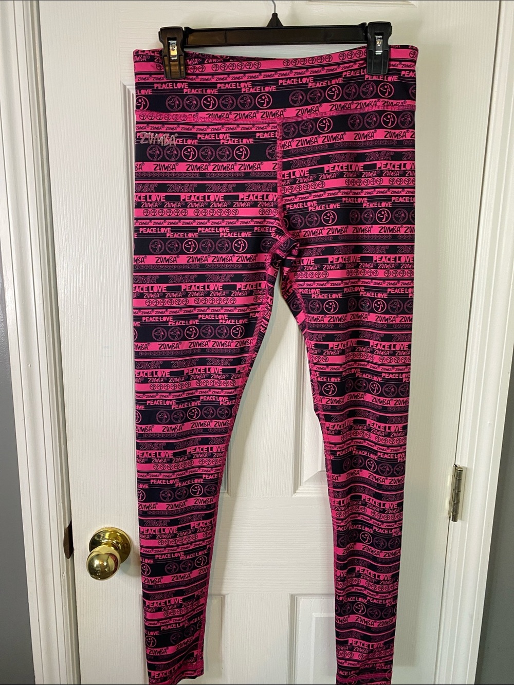 Zumba Fitness Women’s Hot Pink & Black Peace Love Leggings Size Medium.